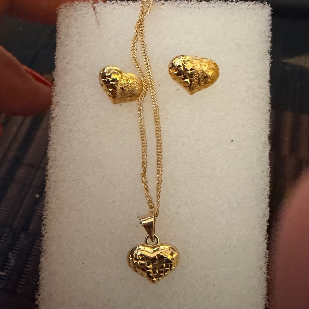 18k real Gold Heart Pendant Necklace with Matching Heart Stud Earrings.